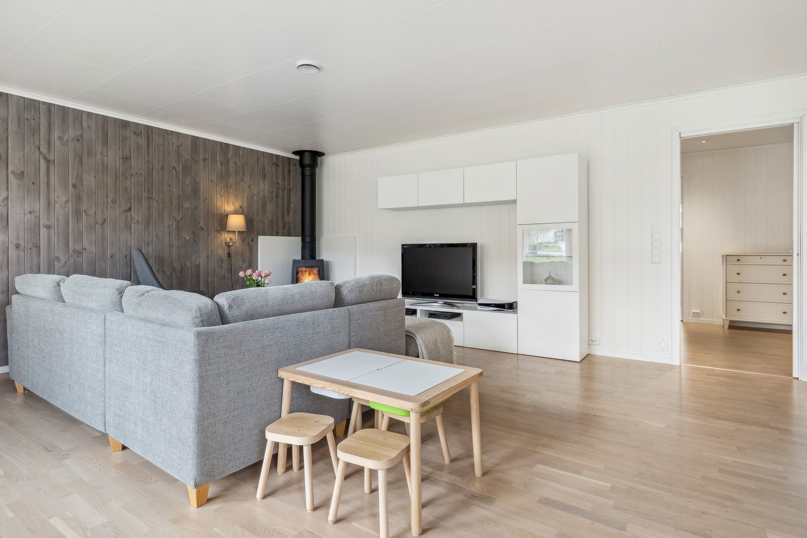 Stuen er innredet med en stilig kontrastvegg. Galleribilde