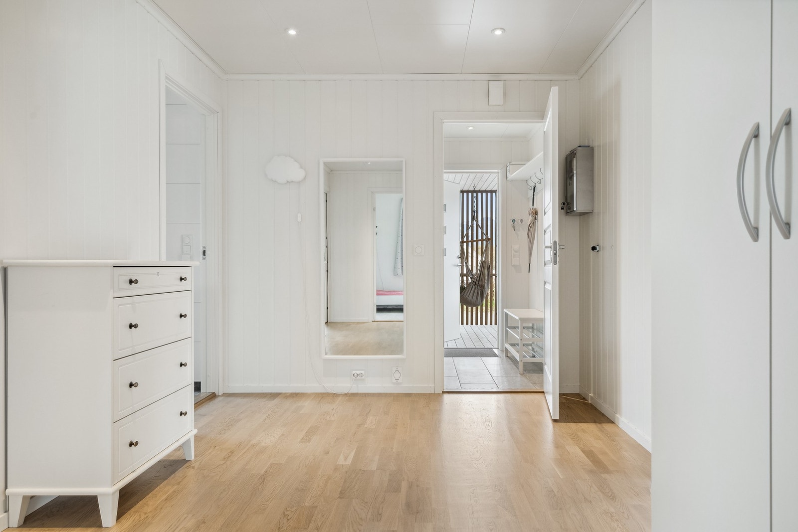 Videre kommer man inn i en romslig og lys gang med downlights i taket. Det er uttak til sentralstøvsuger her. Galleribilde