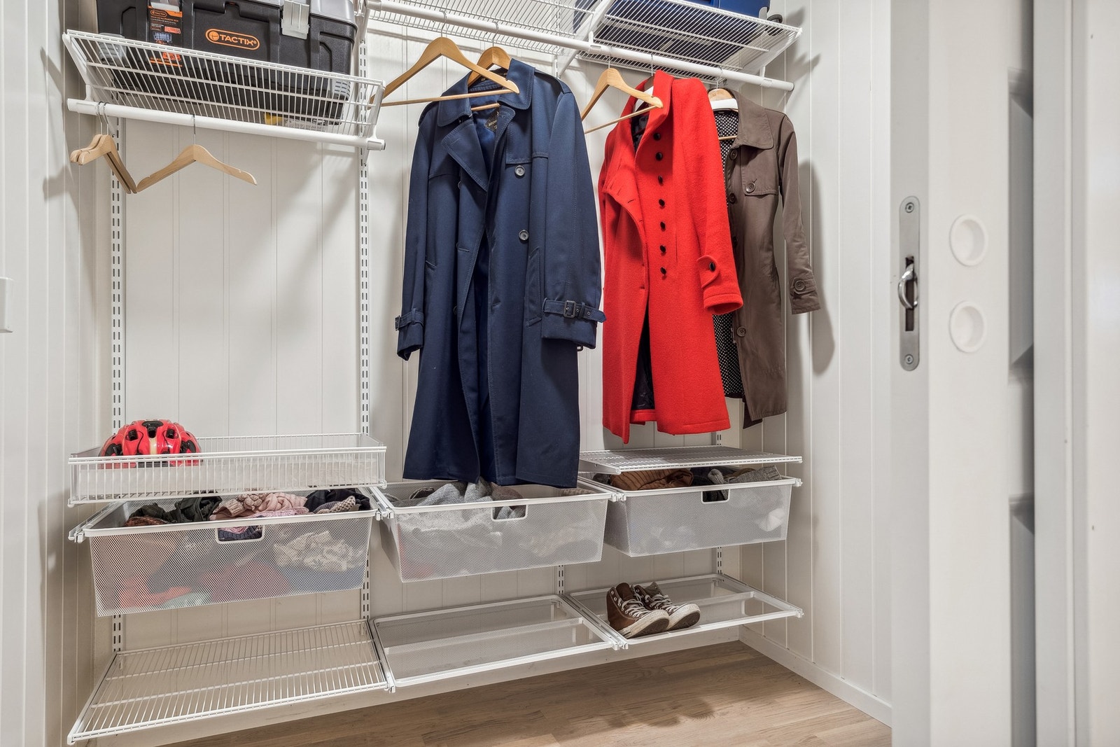 Praktisk rom å ha rett ved entrè. Galleribilde