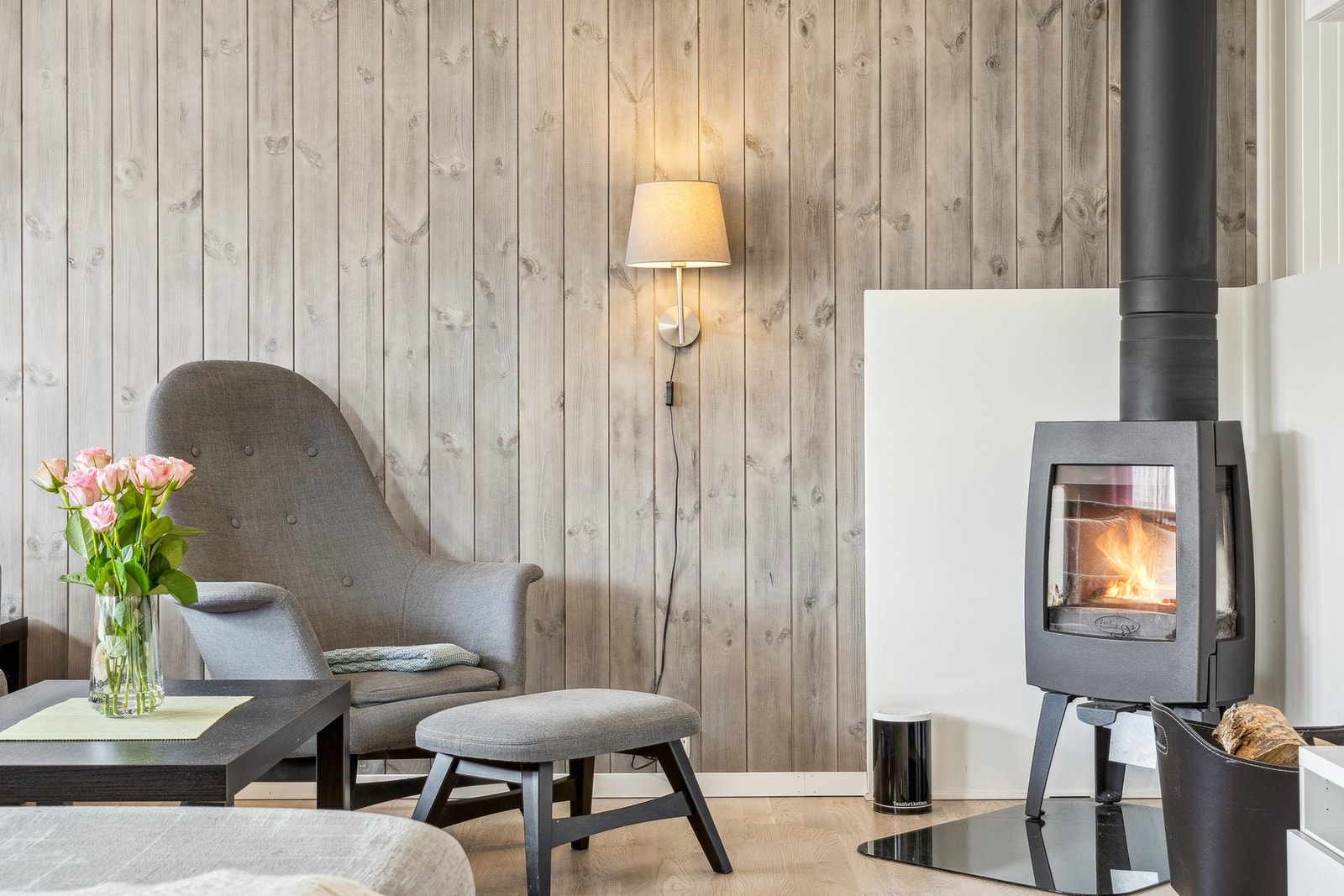 Boligen har også oppvarming med vedovn som varmer godt på kalde vinterdager. Galleribilde