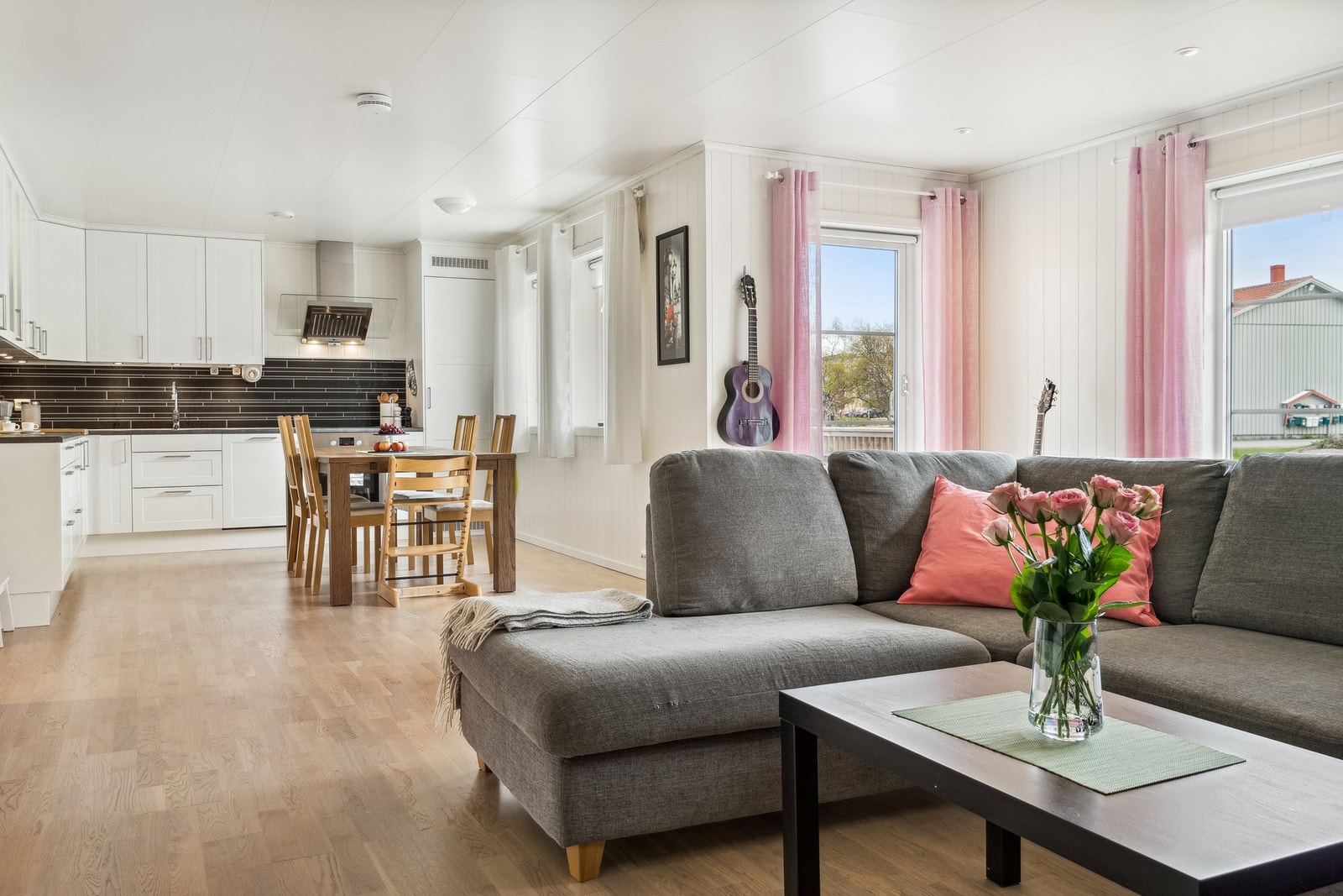 Åpen stue-/kjøkkenløsning gir en god romfølelse. Galleribilde