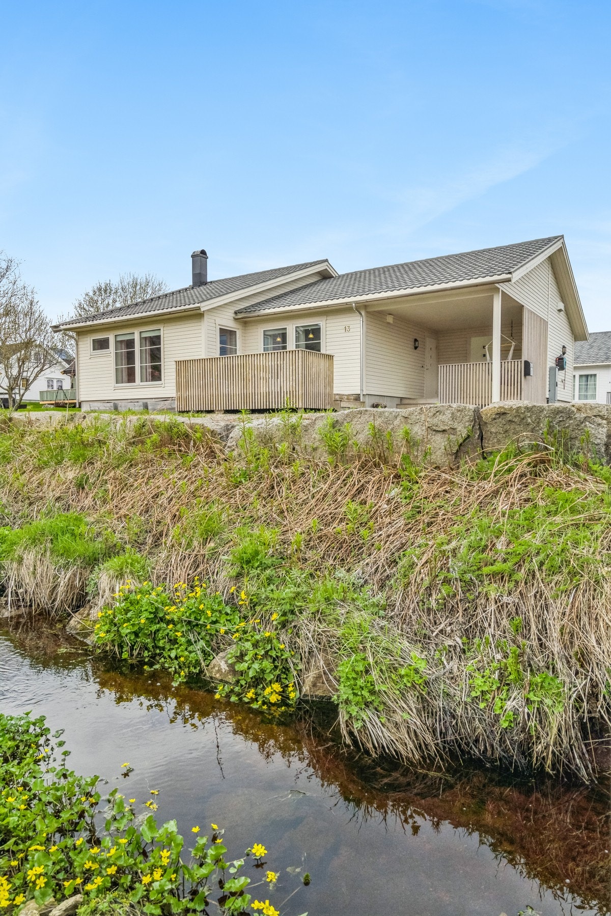 Rett ved eiendommen ligger en flott elv. Galleribilde