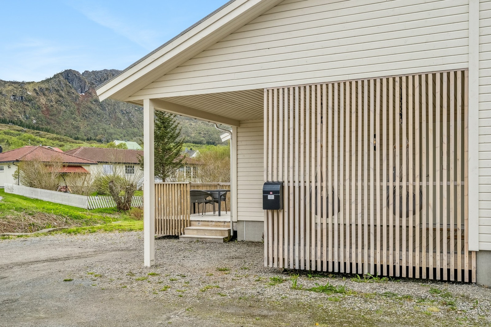 Flere fine uteområde hvor man kan sitte ved inngangspartiet eller ved terrassen som har utgang fra stuen. Galleribilde