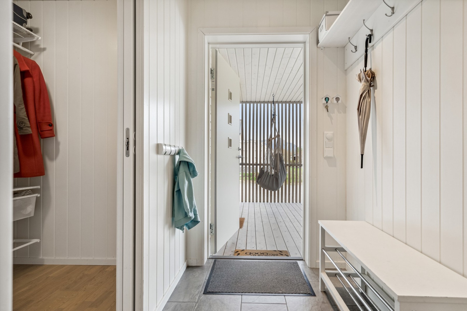 En praktisk bod rett ved gangen med skyvedør som er plassbesparende. Galleribilde