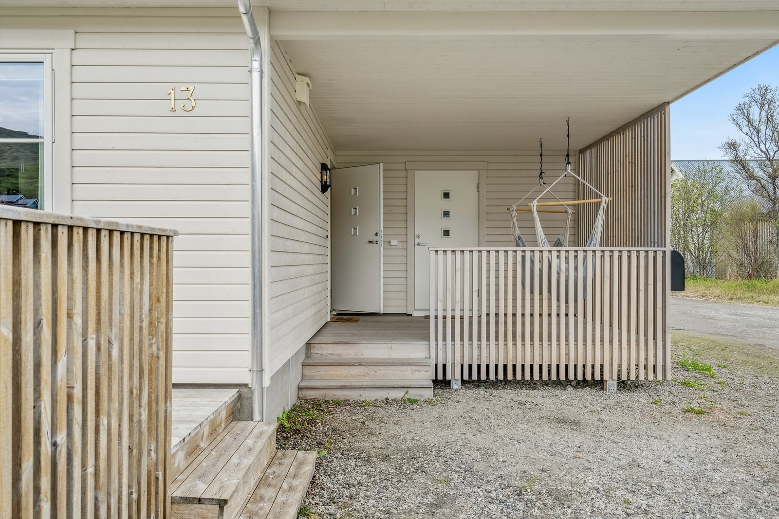 Overbygd inngangsparti med spilevegger. God plass til å ha utemøbler her. Sportsbod rett fram. Galleribilde