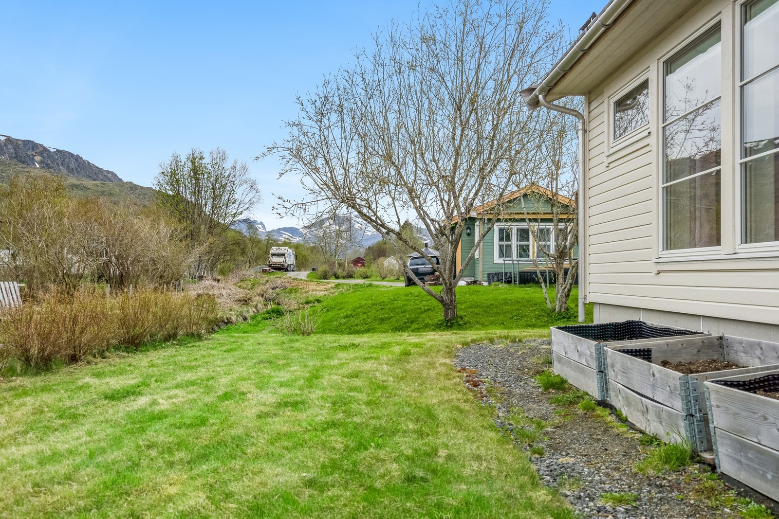 Solrik hage og uteområde. Galleribilde