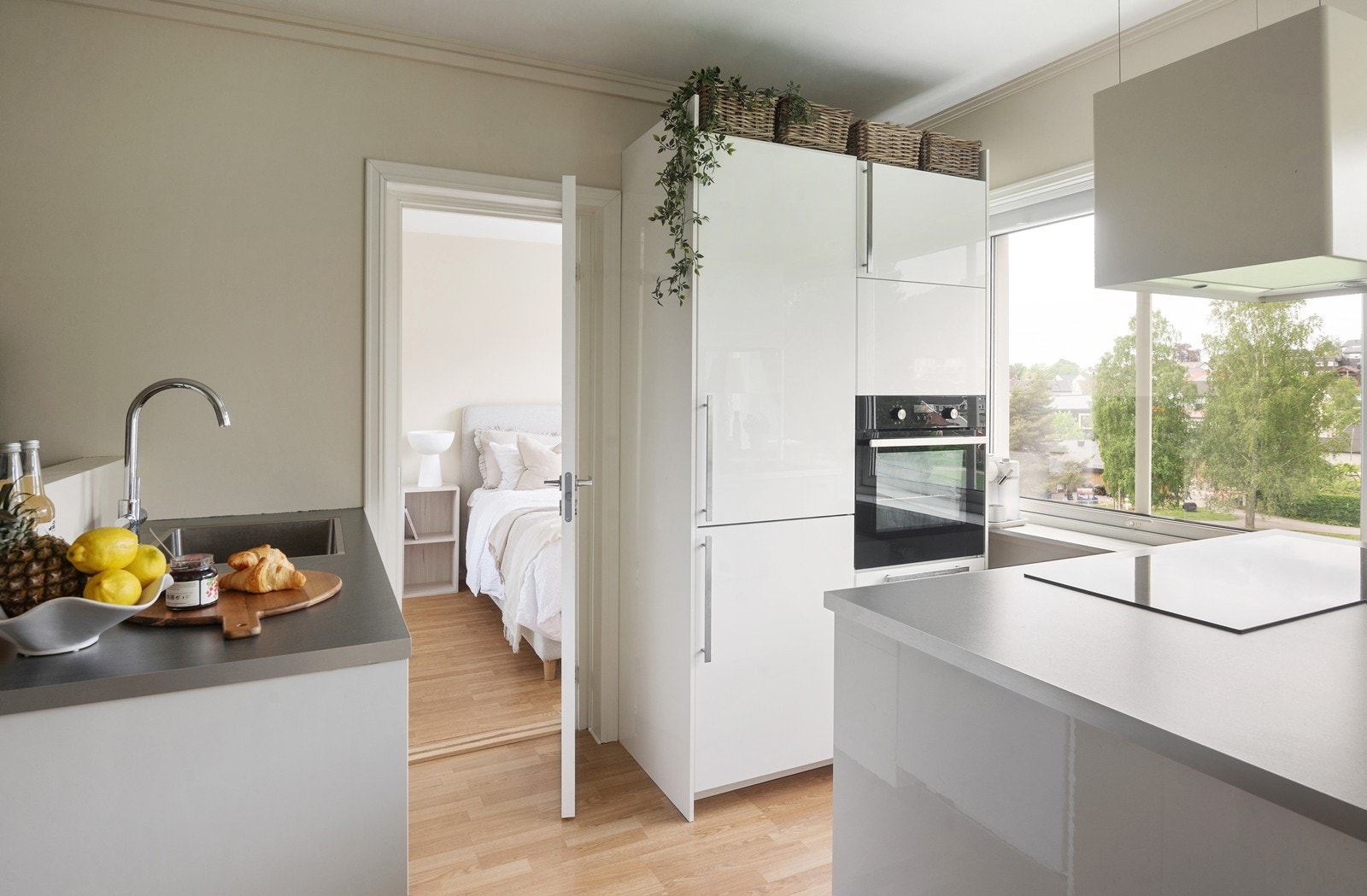 Rikelig med oppbevaringsplass på kjøkkenet i høyskap og under kjøkkenøy. Galleribilde