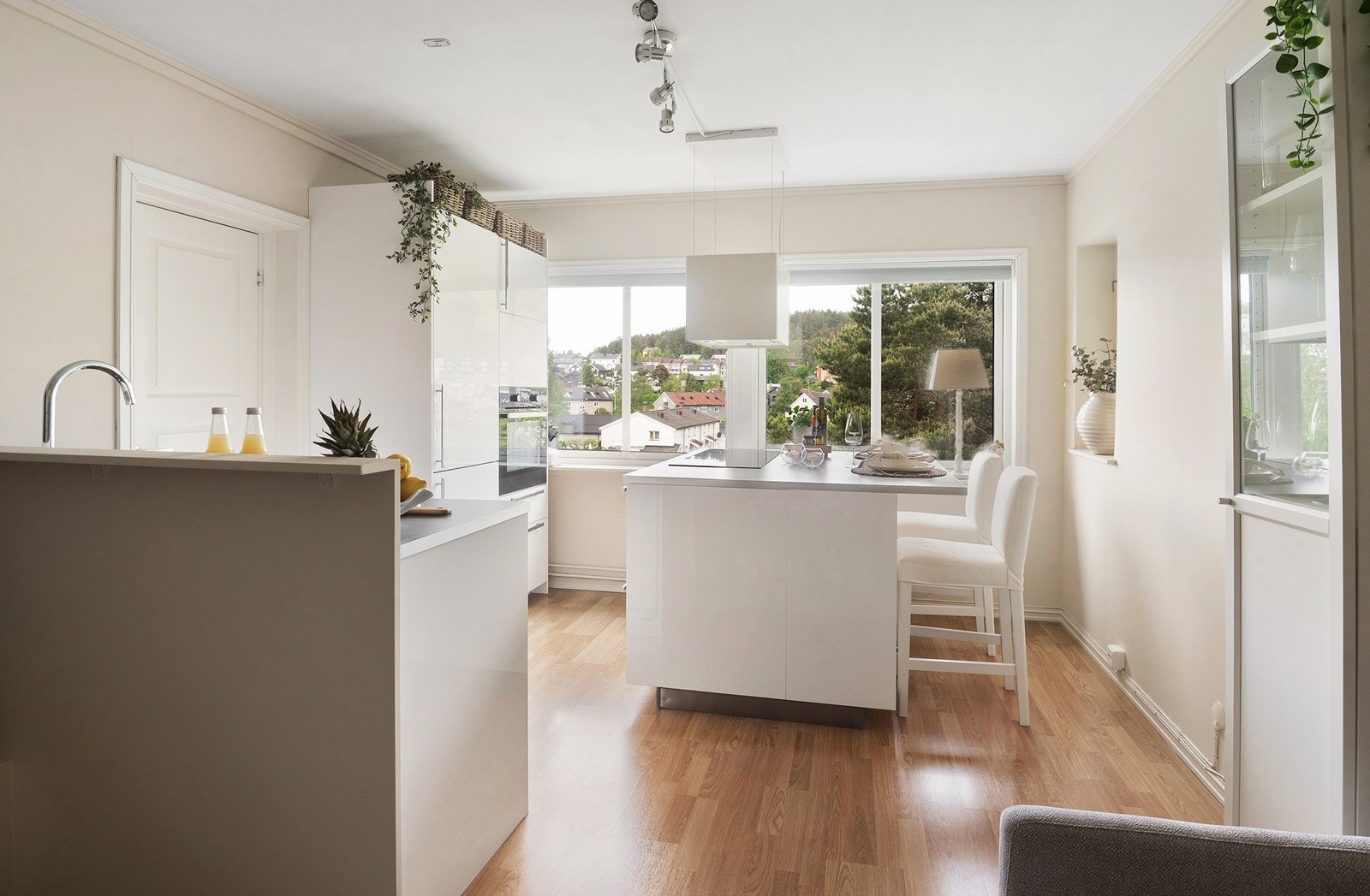 Leiligheten har en svært god løsning, delikat separert kjøkken- og stuevinduet. Galleribilde