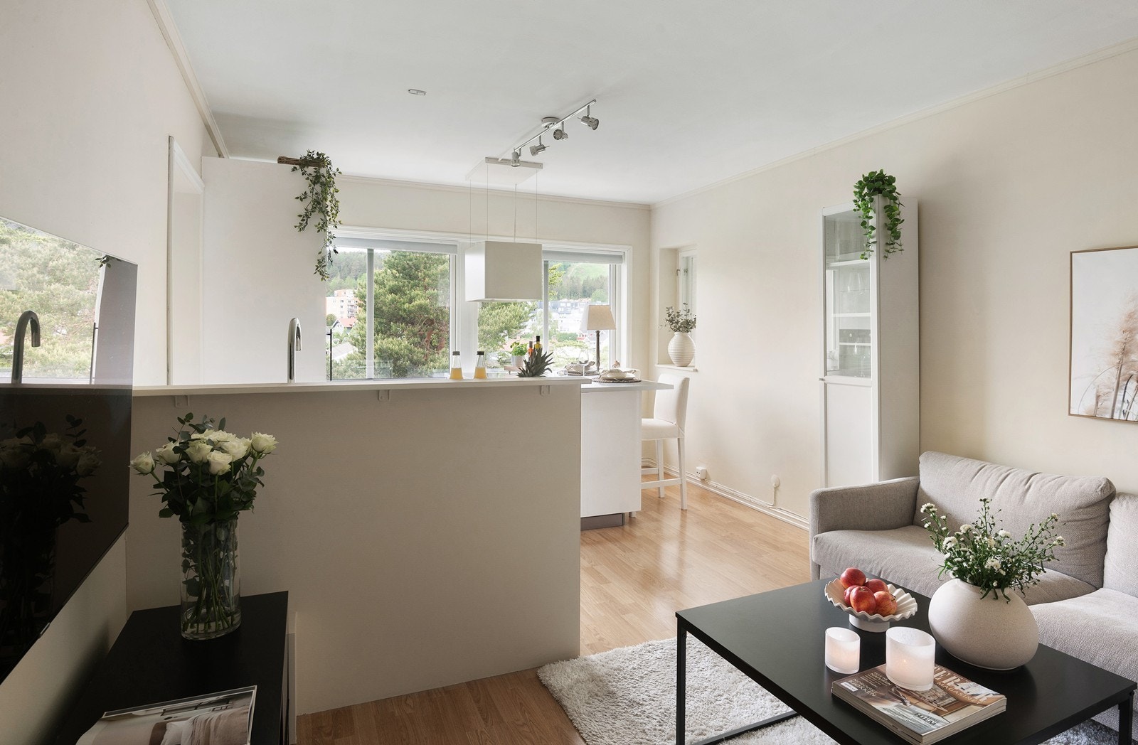 Bak den halve veggen er det vask og benkeplass. Galleribilde