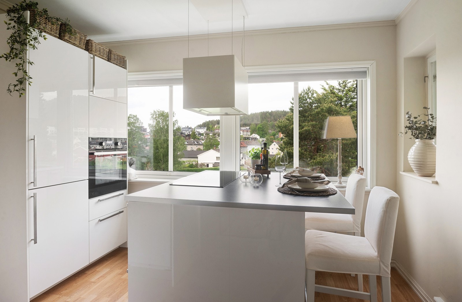 En leilighet litt utenom det vanlige, her kan du boltre deg på et relativt stort spisekjøkken, et perfekt sted å ta i mot vennegjengen på middag. Galleribilde