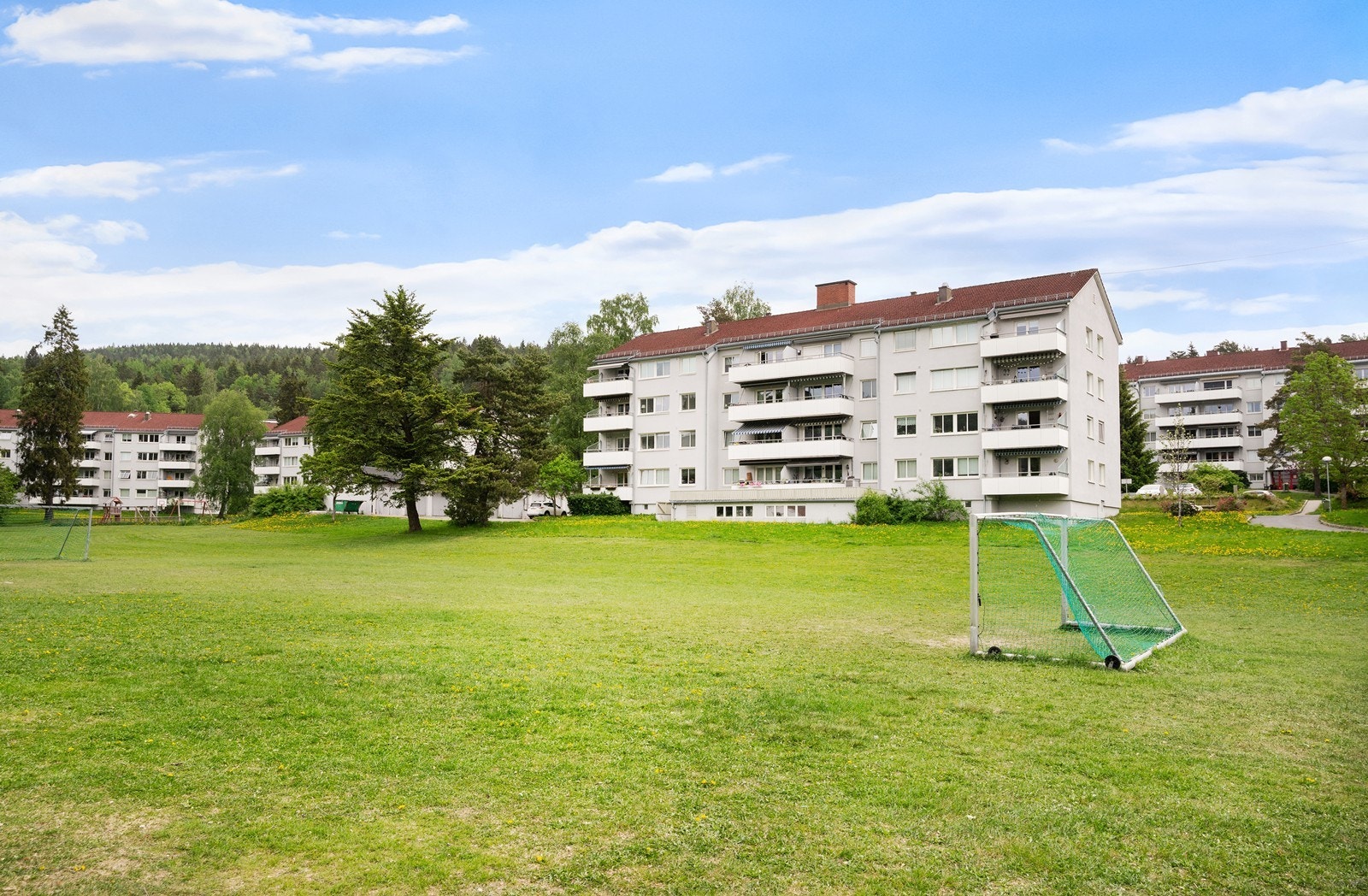 Store grøntarealer gir boligen en hyggelig og langstrakt utsikt over småhusbebyggelsen i nærområdet. Galleribilde