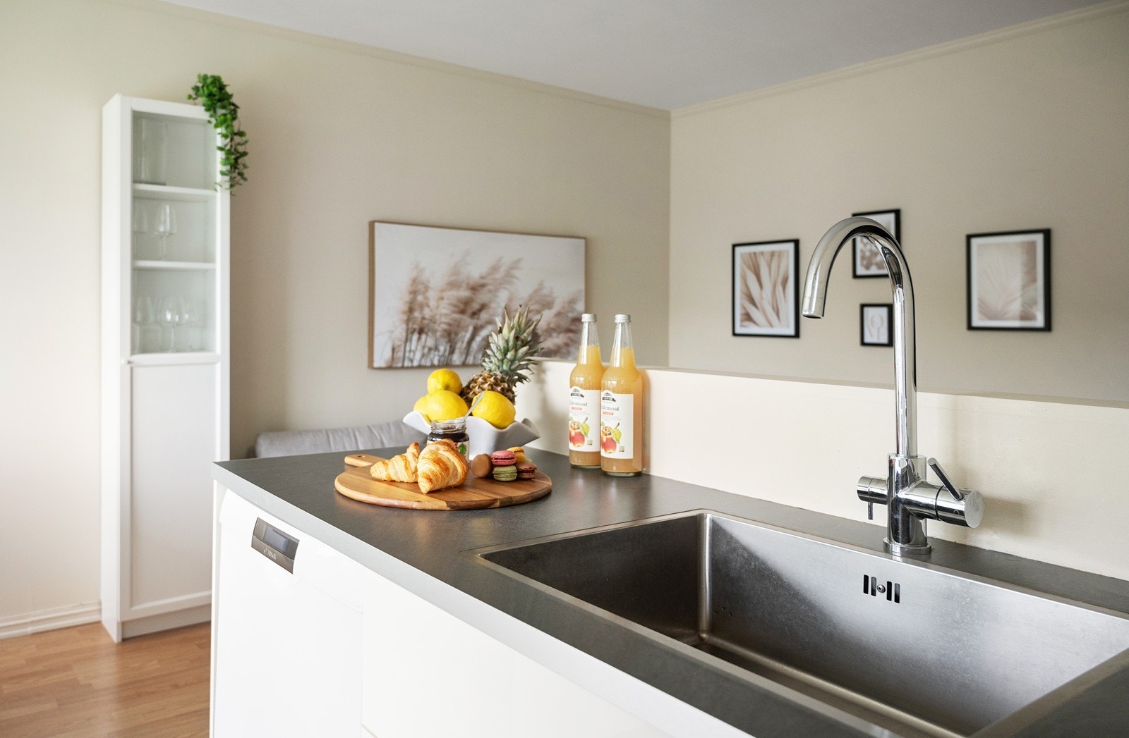 Egen kjøkkenbenk med til vaskesone . Stor servant og oppvaskmaskin. Galleribilde