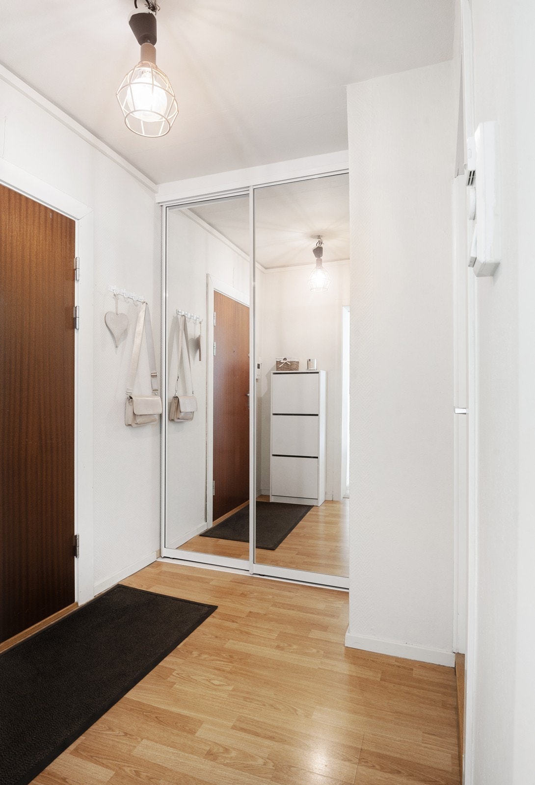 Entré med garderobeskap med speildører Galleribilde