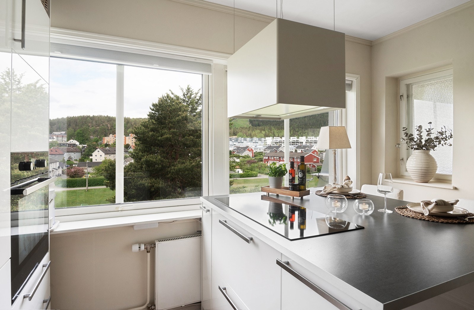 De store vinduene gir fantastisk lys inn i leiligheten og kjøkkenet blir et yndet sted for både middagsmat og hjemmekontoret. Galleribilde