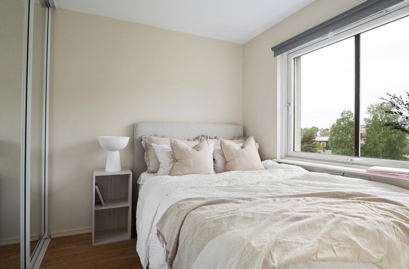 Soverommet har plass til 120-140 dobbeltseng, god plass i skyvedørsgarderobe med speildører. Galleribilde