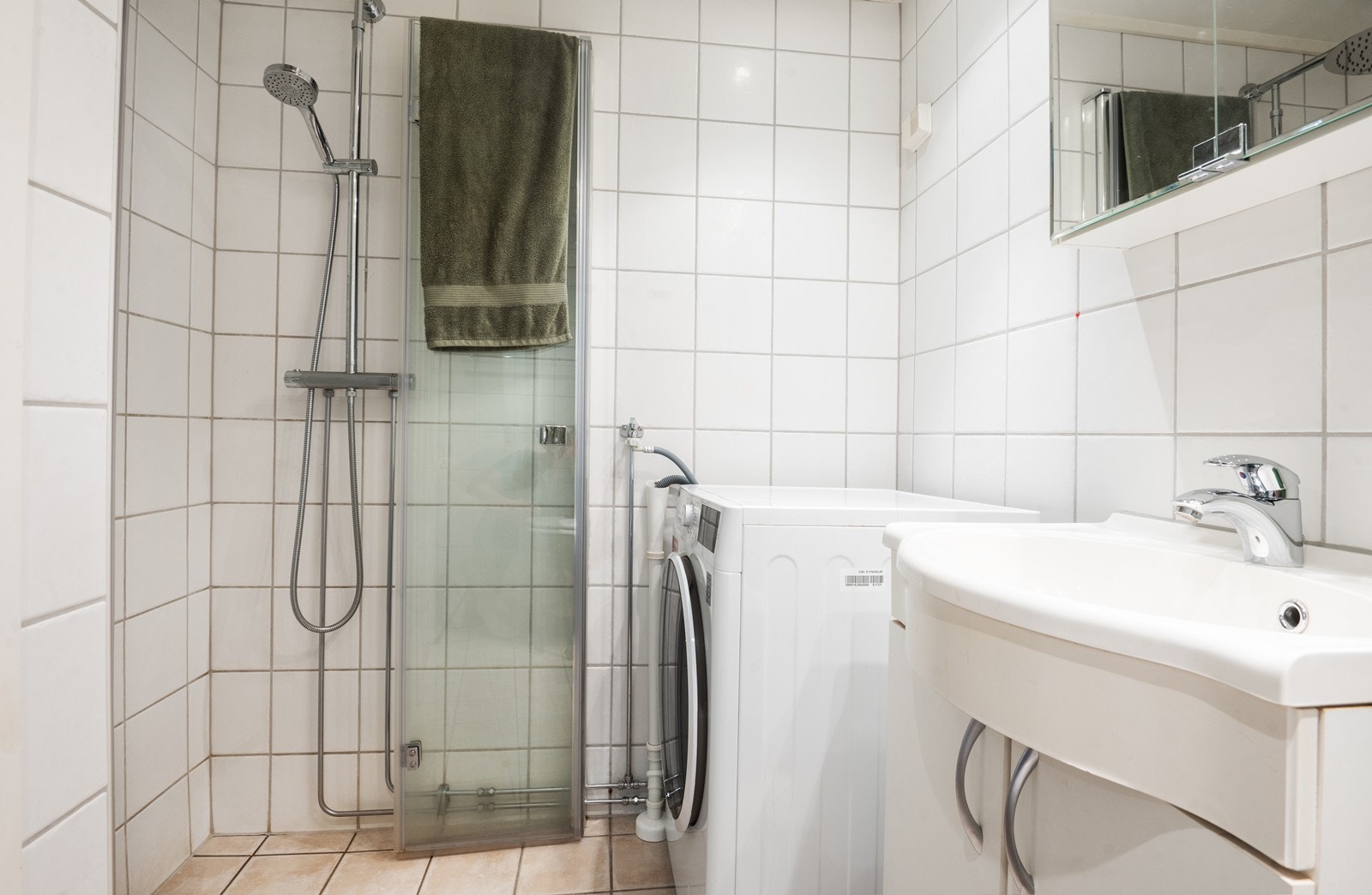 Dusjhjørne med foldedører og regnfallsdusj Galleribilde