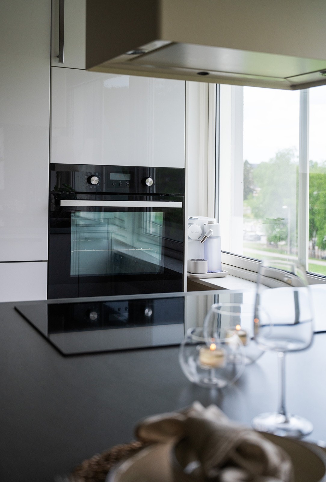 Kjøkkenet har integrerte hvitevarer Galleribilde