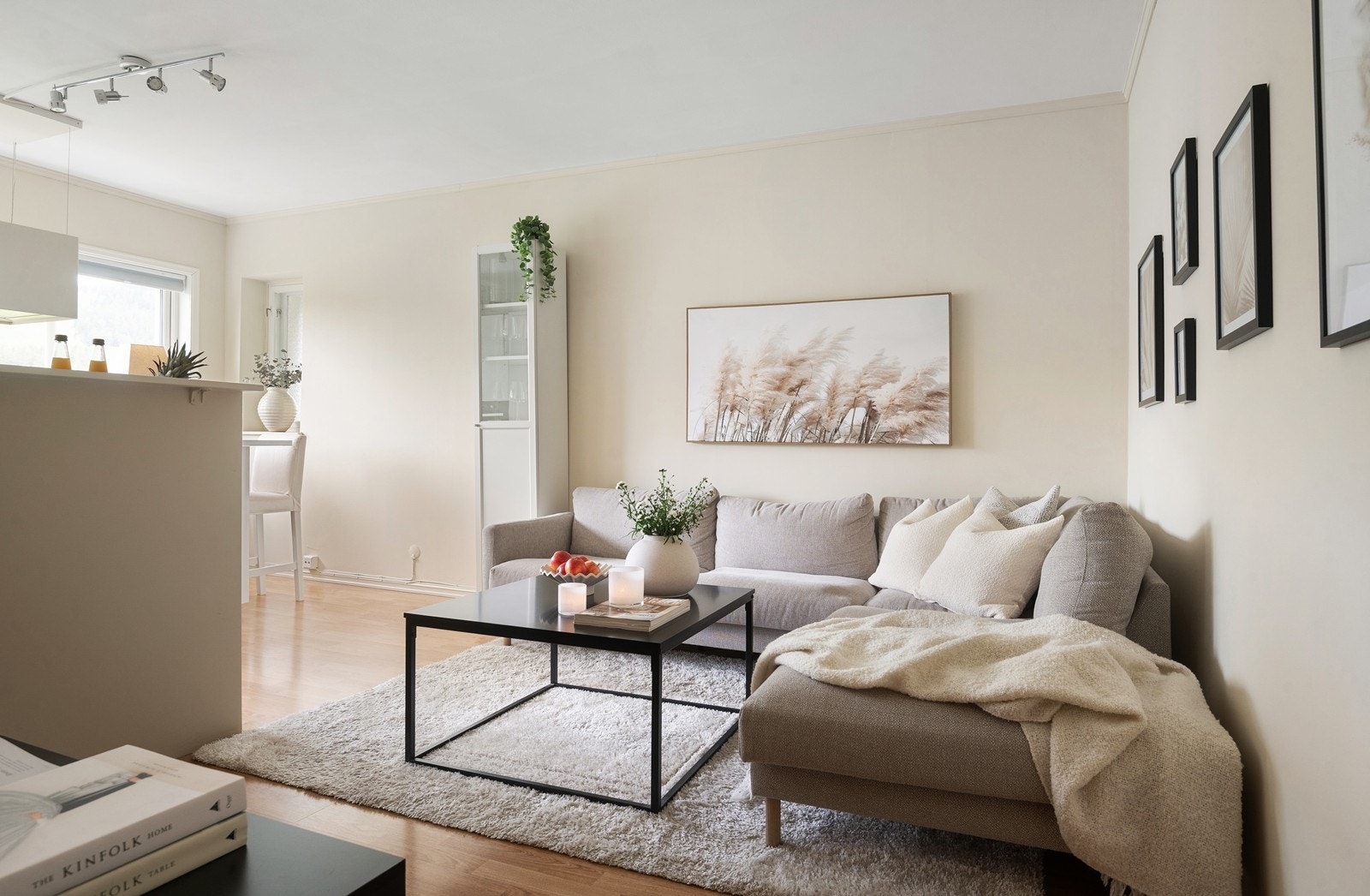 Romslig stue med god plass til stor sofa Galleribilde