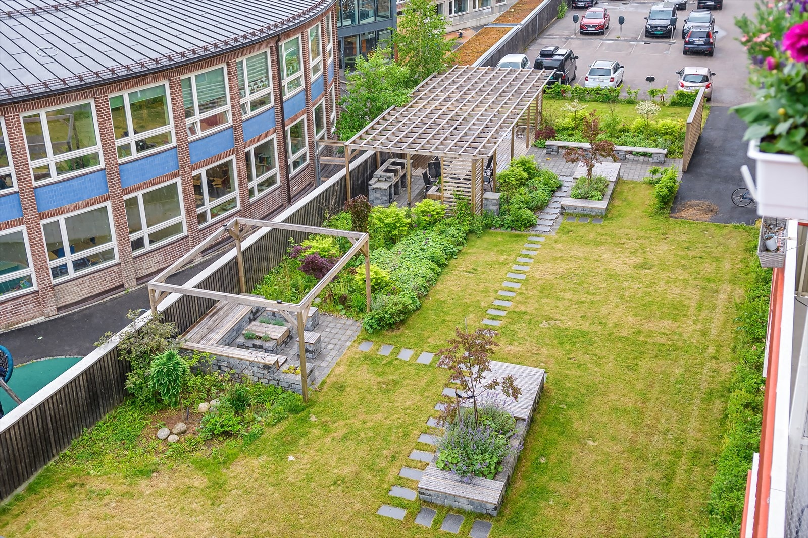 Bakgården er pent opparbeidet Galleribilde