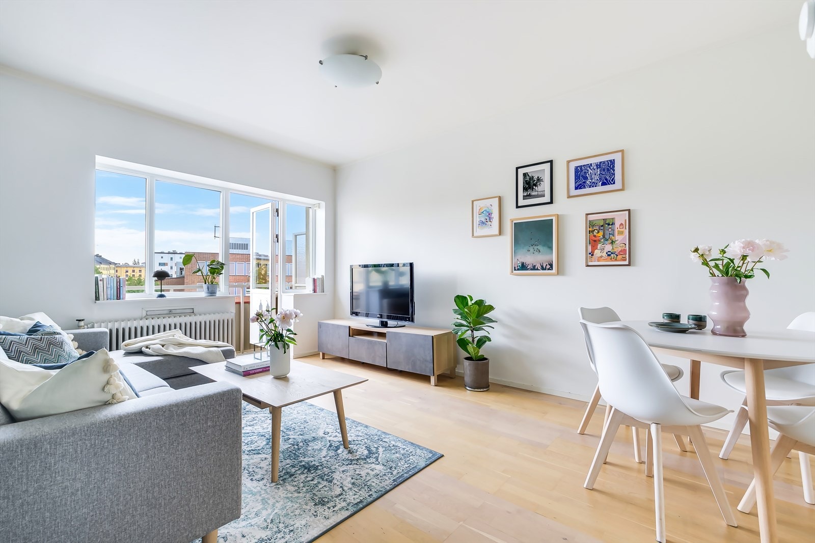 Stuen er romslig med god plass til både sofa og spisebord Galleribilde