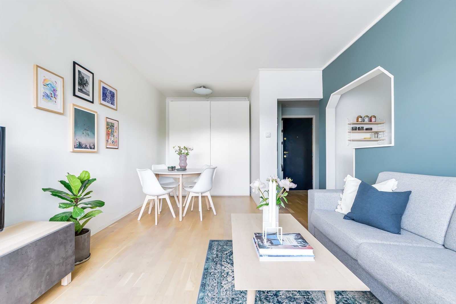 I enden av veggen er det plassert et romslig garderobeskap Galleribilde