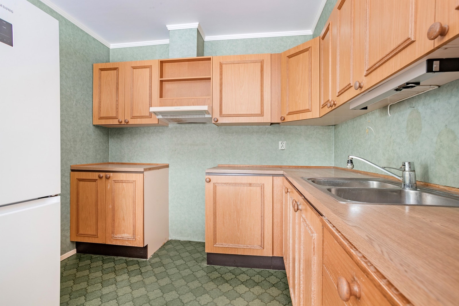 Rikelig med benkeplass, skap og hyller Galleribilde