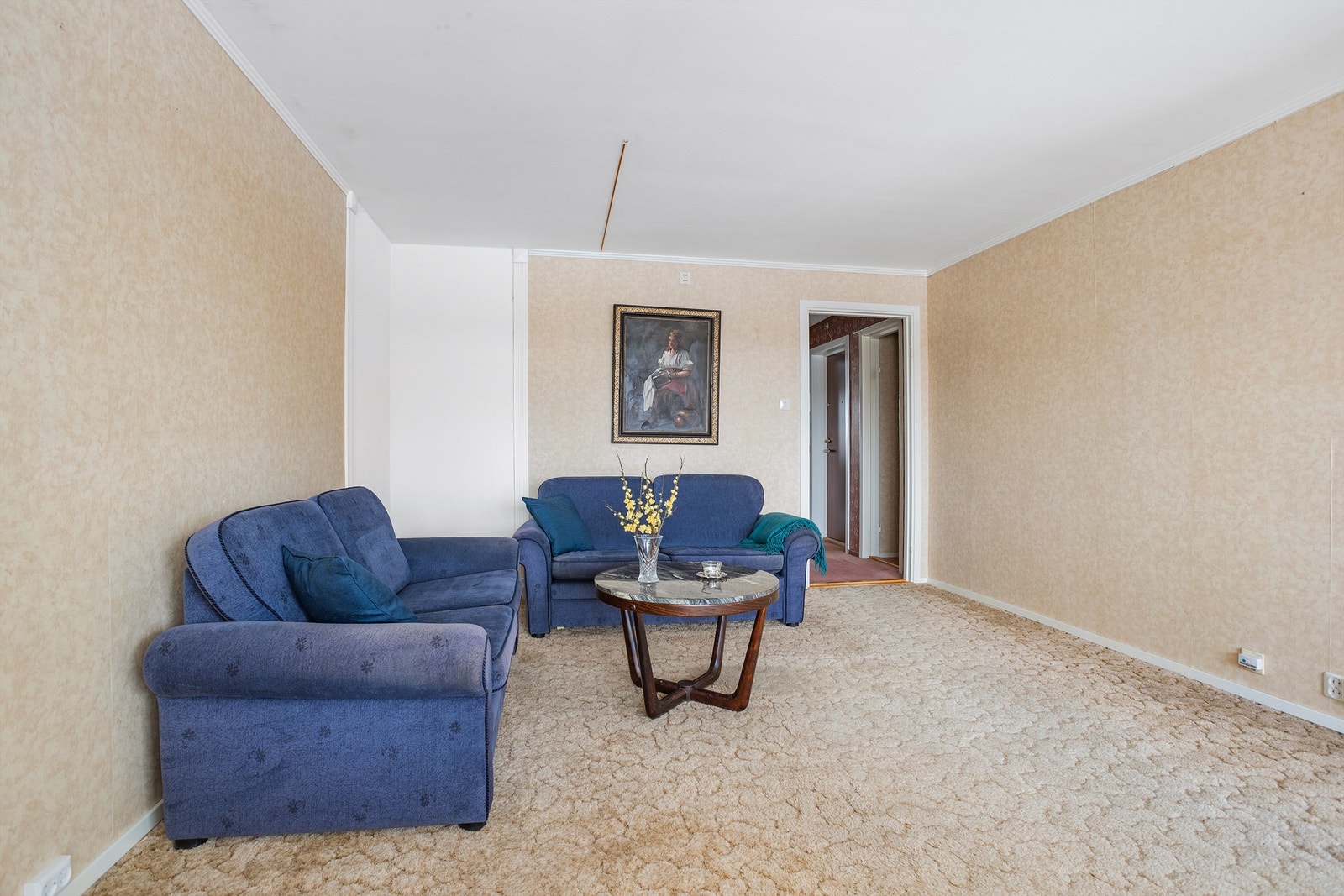 Romslig stue med god plass til ulike løsninger for sofa, bord, TV og tilhørende møblement Galleribilde