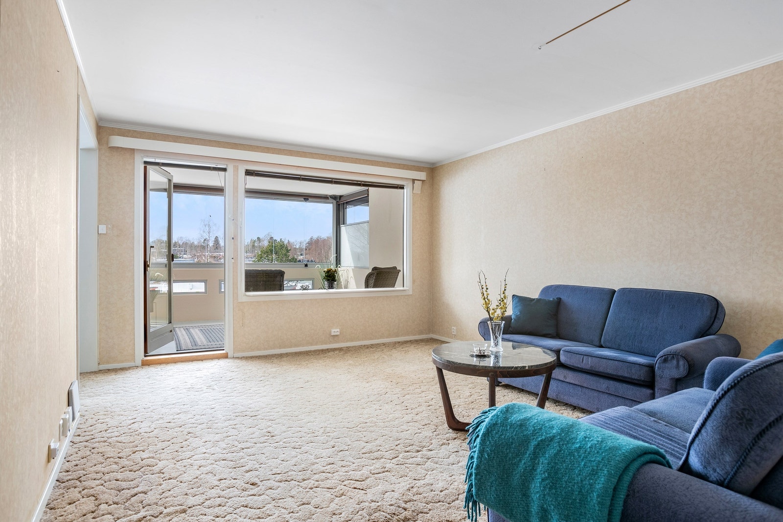 Utgang fra stue til innglasset balkong på ca. 12 kvm med gode solforhold Galleribilde