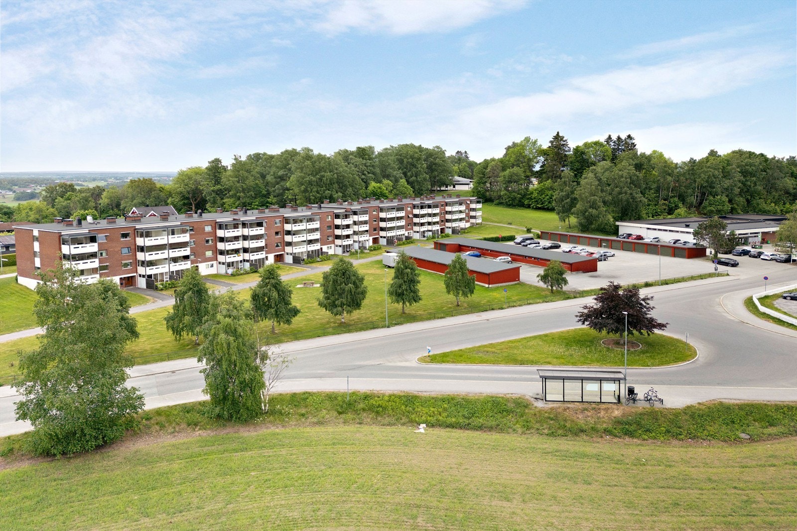 Fra leiligheten er det kun noen få meter til bussholdeplass med god forbindelse til Drøbak sentrum og Oslo Galleribilde