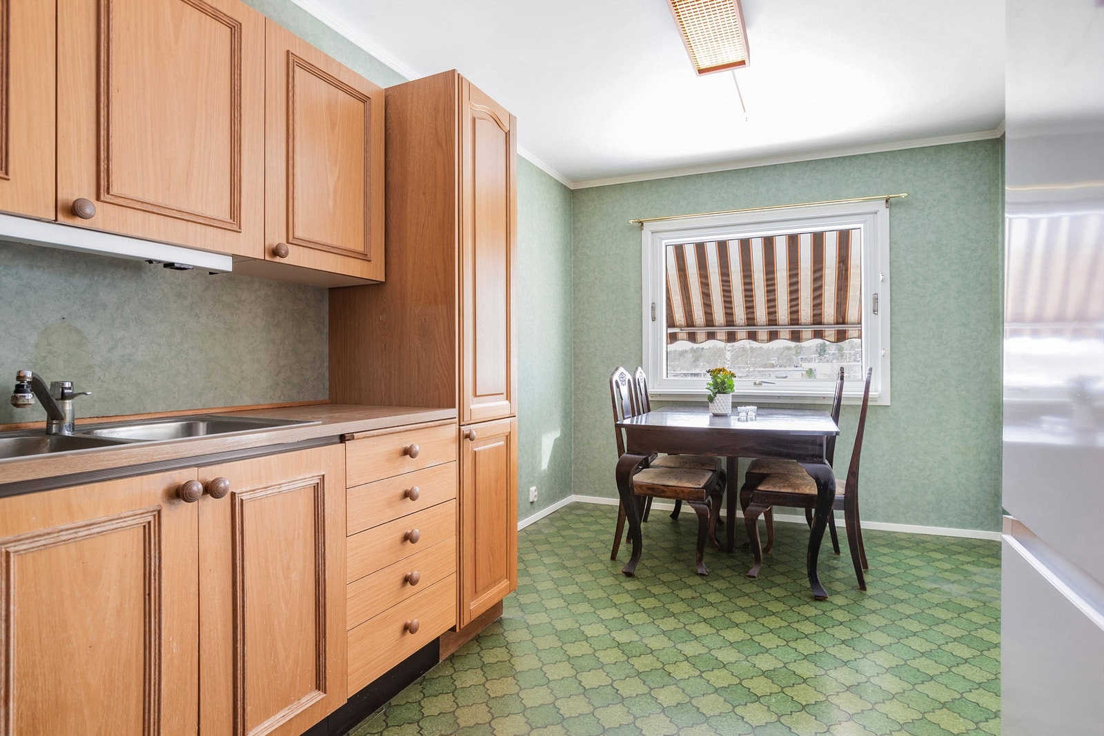 Stort kjøkken med naturlig sone for spiseplass Galleribilde