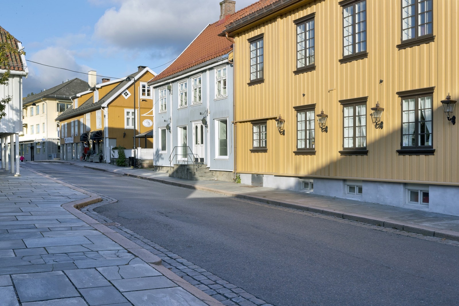 Hver sommer blir det arrangert flere festivaler og konserter i og ved Drøbak, blant annet Drøbakfestivalen, Drøbak Havnefestival og Gitarer ved fjorden. Galleribilde