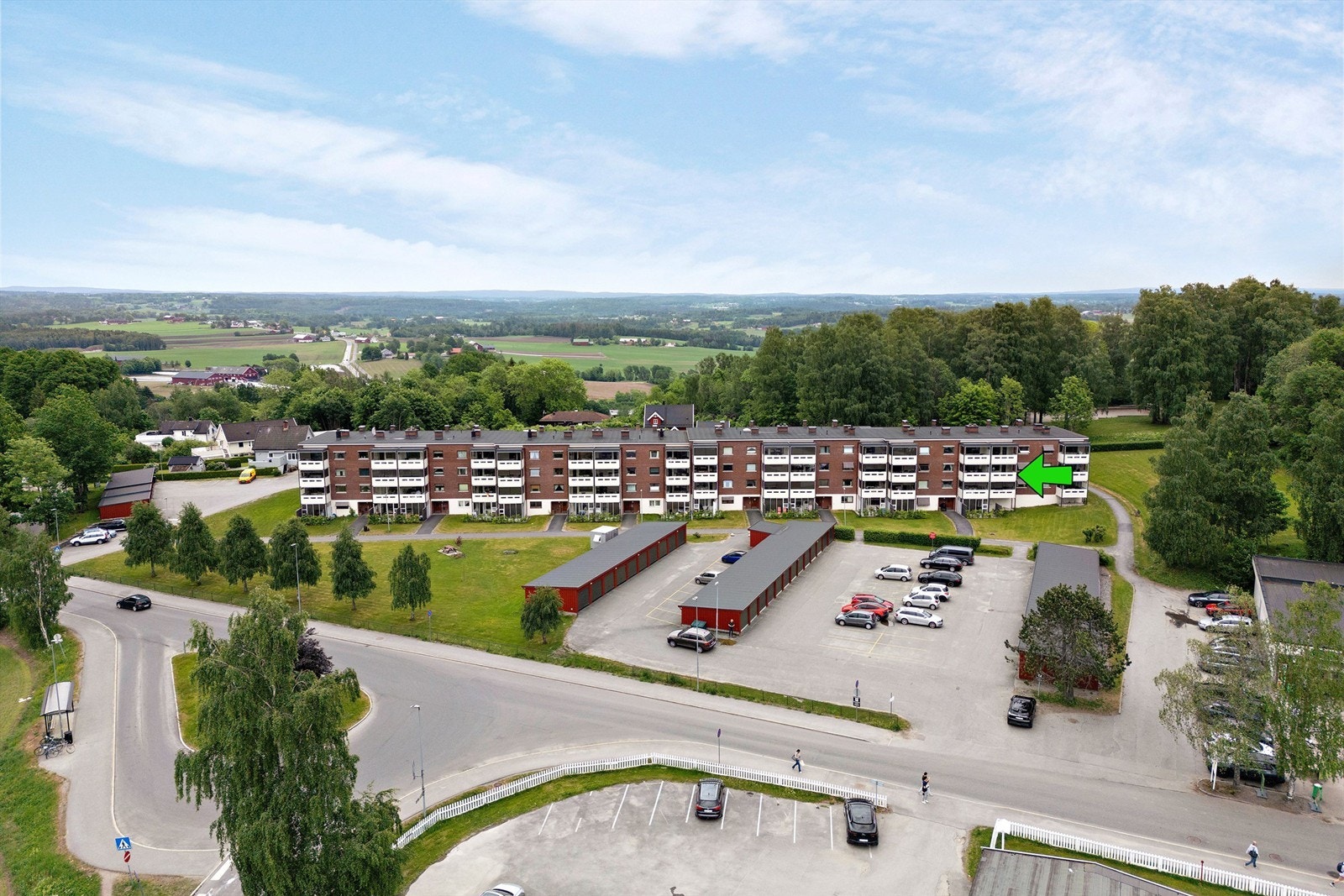 Leiligheten har garasjeplass rett utenfor og ligger i umiddelbar nærhet til dagligvarehandel Galleribilde