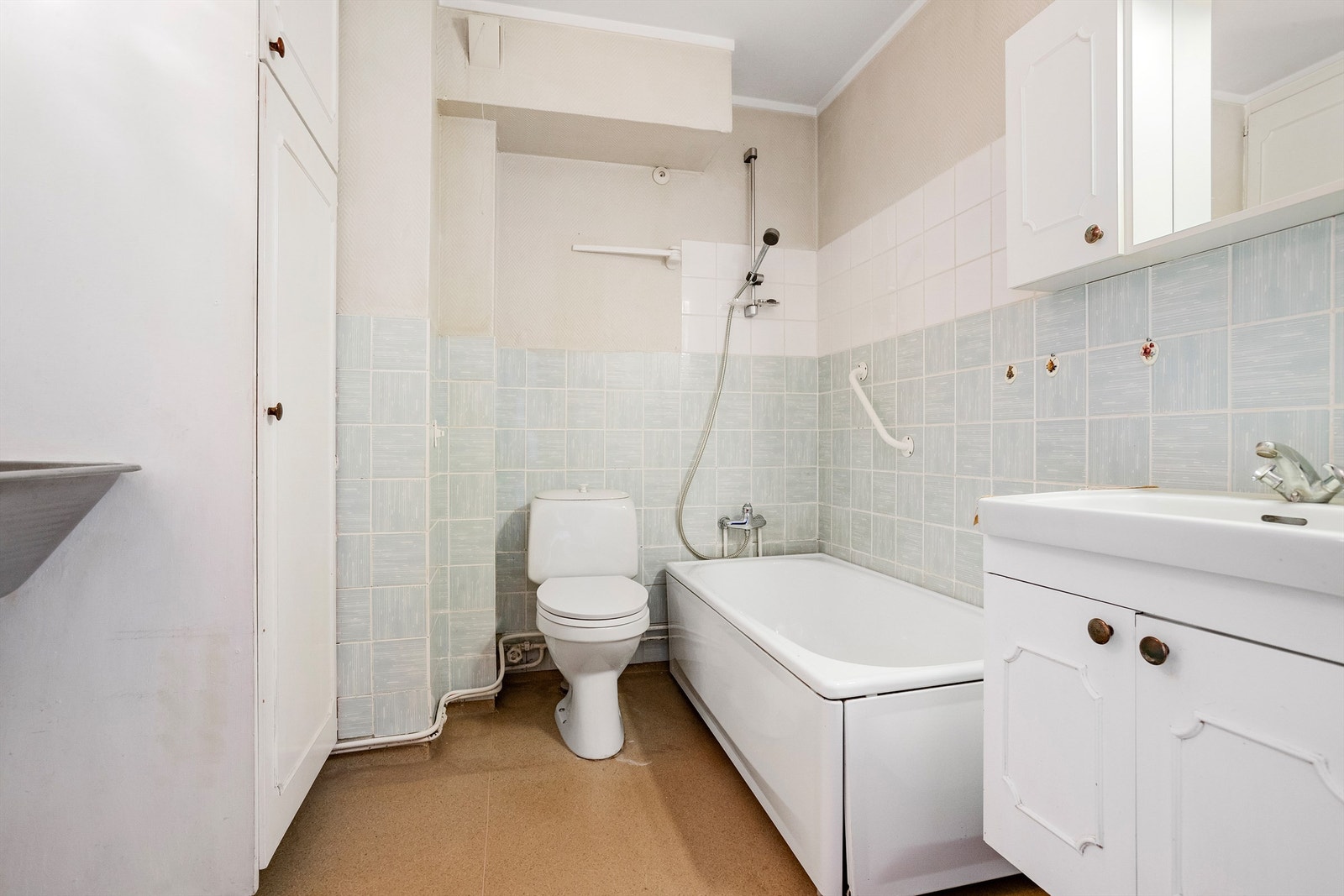 Bad med fin størrelse og opplegg for vaskemaskin Galleribilde