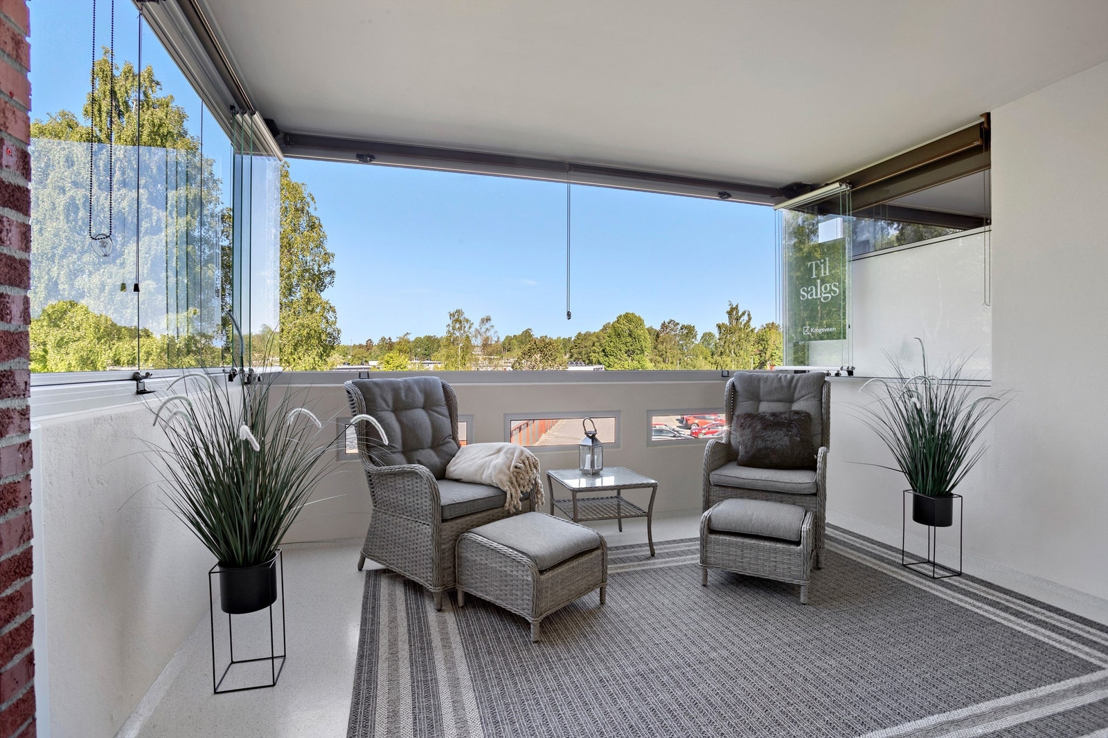 Balkongen ble rehabilitert og bygget ut i 2021/2022 og gjør at leiligheten føles ekstra romslig Galleribilde