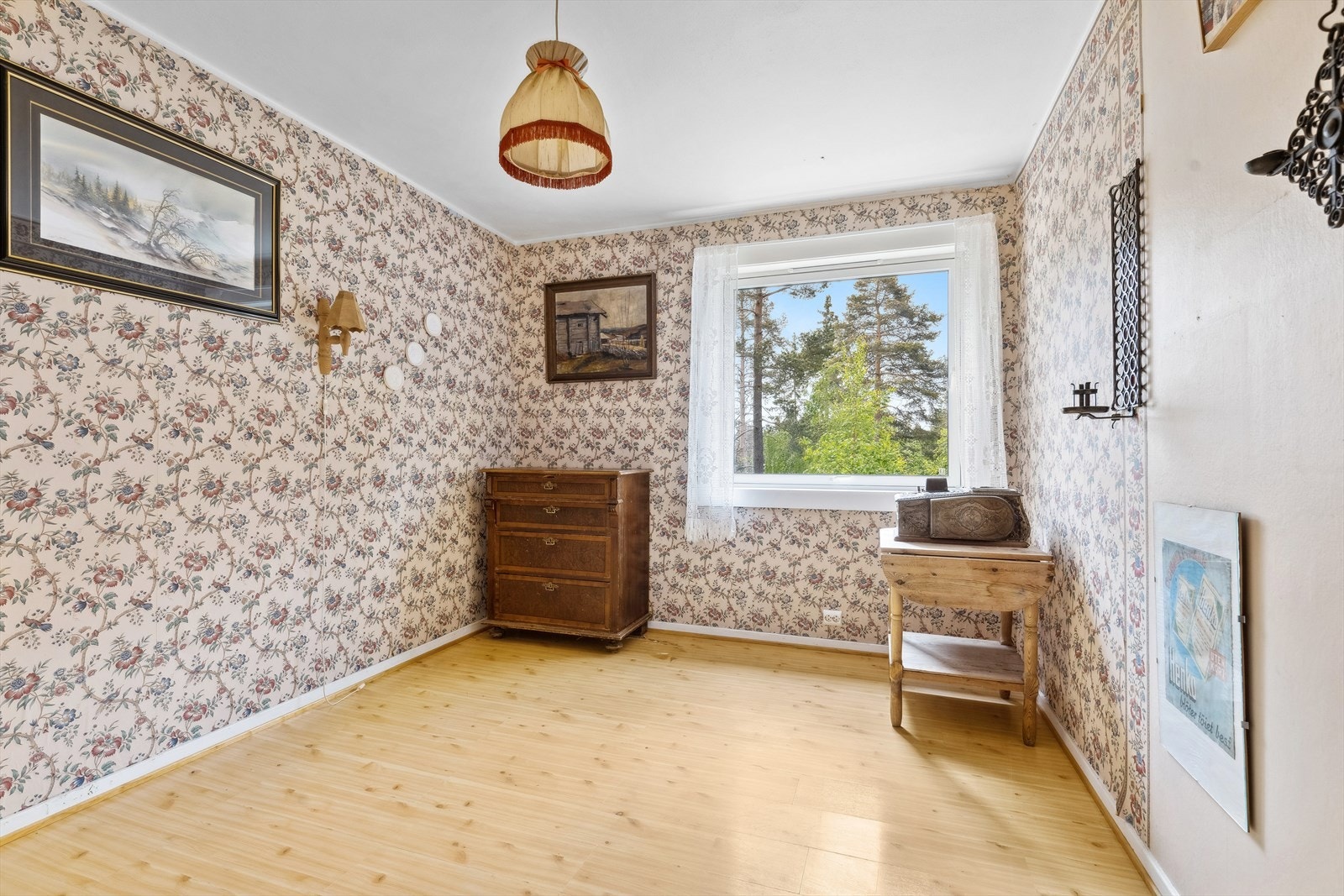 Hovedsoverommet er av særdeles god størrelse og har god plass til det du måtte ønske av dobbeltseng og tilhørende nattbord. Galleribilde