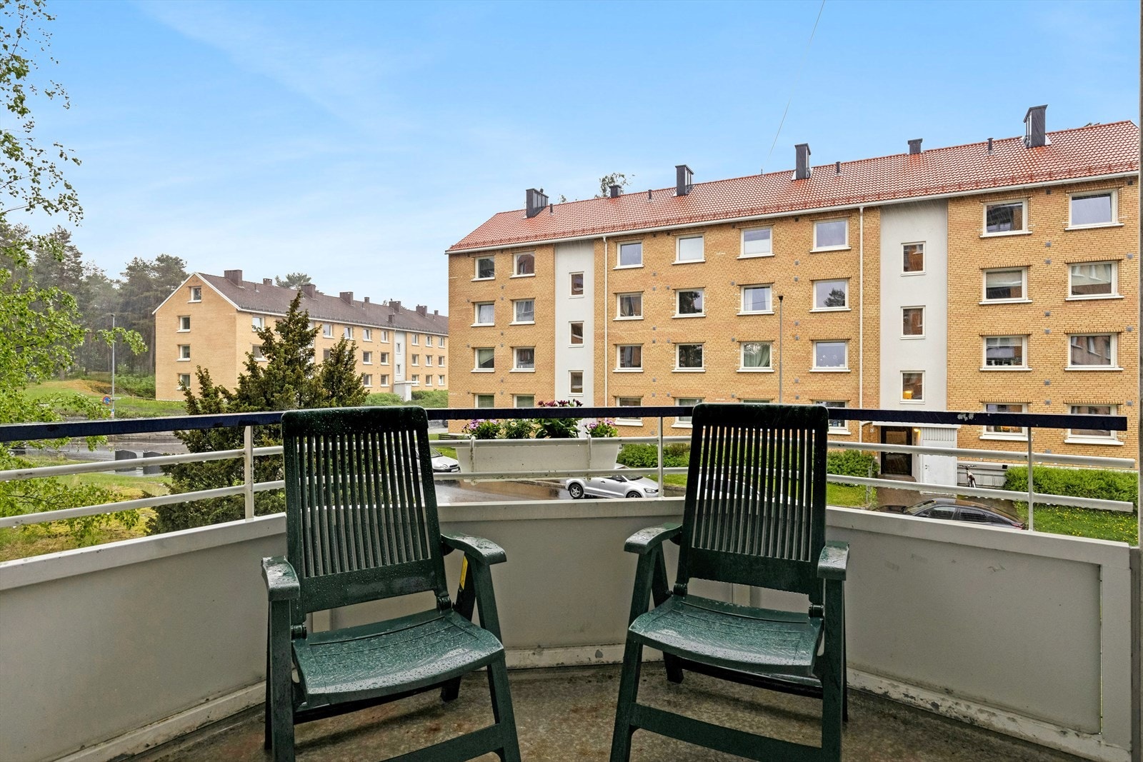 Fra stuen er det utgang til en sydvestvendt balkong på 6m²med grønt utsyn og gode solforhold. Galleribilde