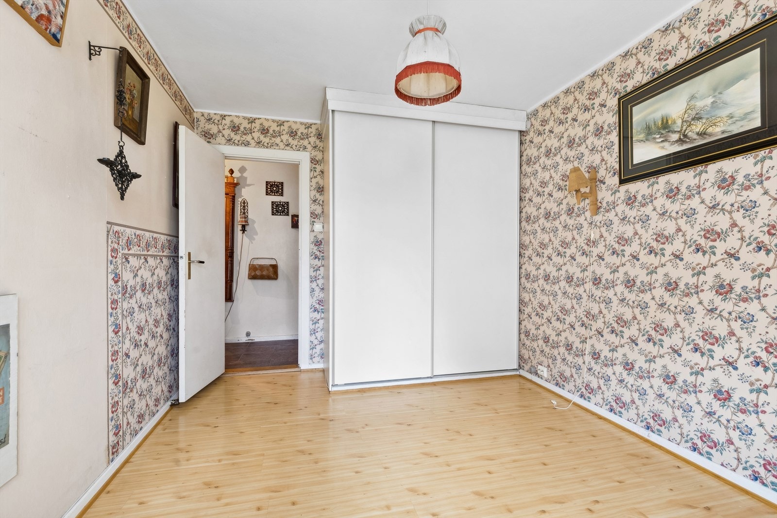 Godt med skapplass i skyvedørsgarderobe. Galleribilde