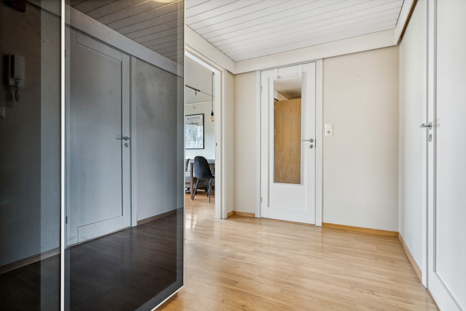 Romslig entré på 7m². Garderobeskap for oppbevaring medfølger handelen. Galleribilde