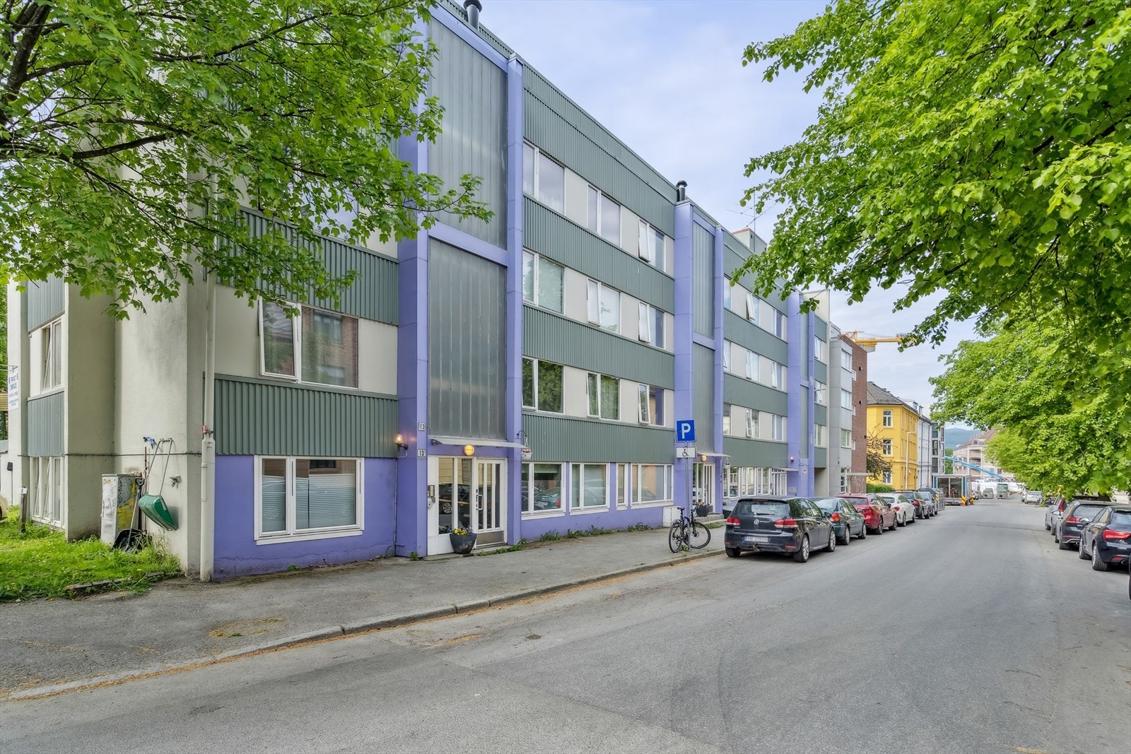 Fasade. Borettslaget har 11 parkeringsplasser som fordeles etter søknad og venteliste. Ellers er det kort vei til meget gode bussforbindelser, samt gang- og sykkelavstand til "alt". Galleribilde