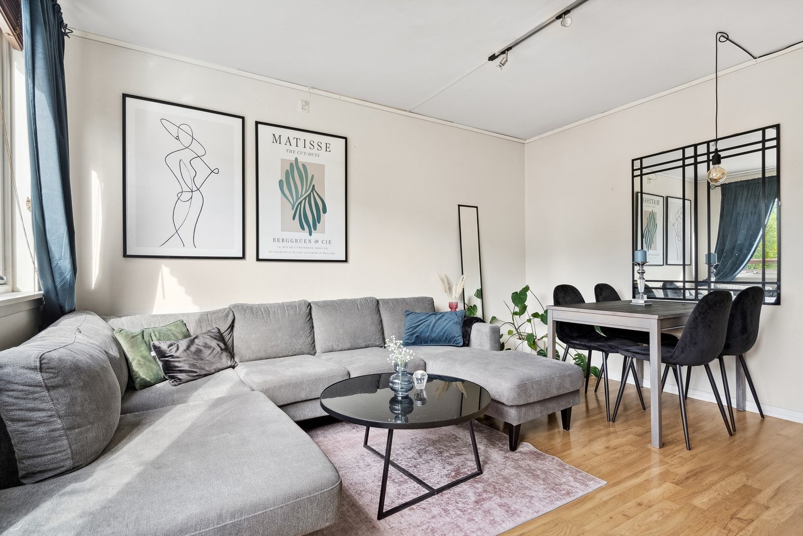 Stua er på 16m² og byr på flere møbleringsmuligheter. Galleribilde