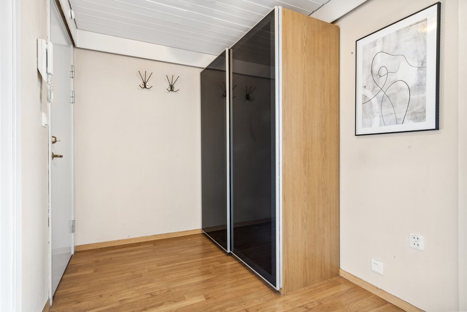Entré. Leiligheten disponerer i tillegg bod i kjeller for ekstra oppbevaring. Galleribilde