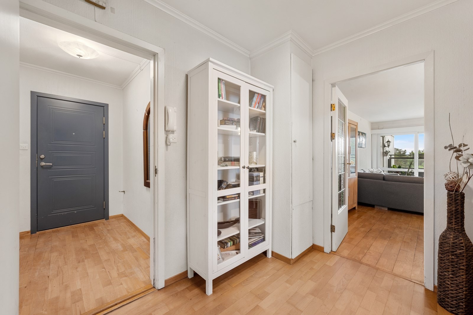 - Romslig mellomgang på 7,1m² - Galleribilde