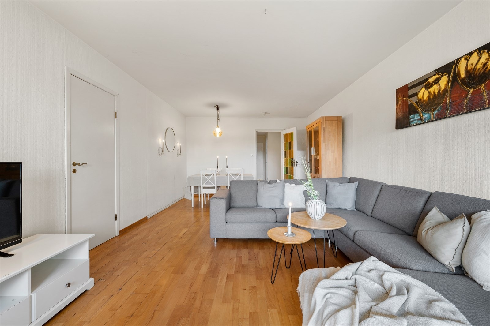 - Stuen måler 24,4m² og har god plass til sofagruppe og spisebord i hver sin naturlige sone - Galleribilde