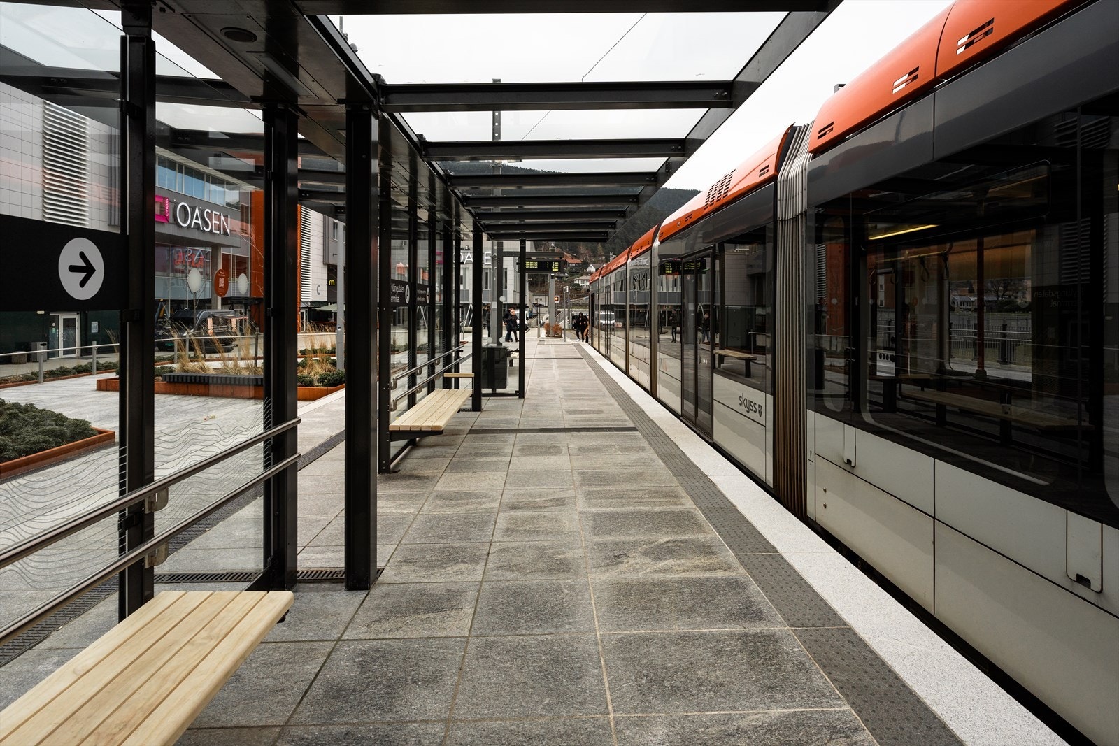 - Bybanen linje 2 går hvert 8. minutt ca., og tar deg raskt mot Haukeland og Bergen sentrum - Galleribilde