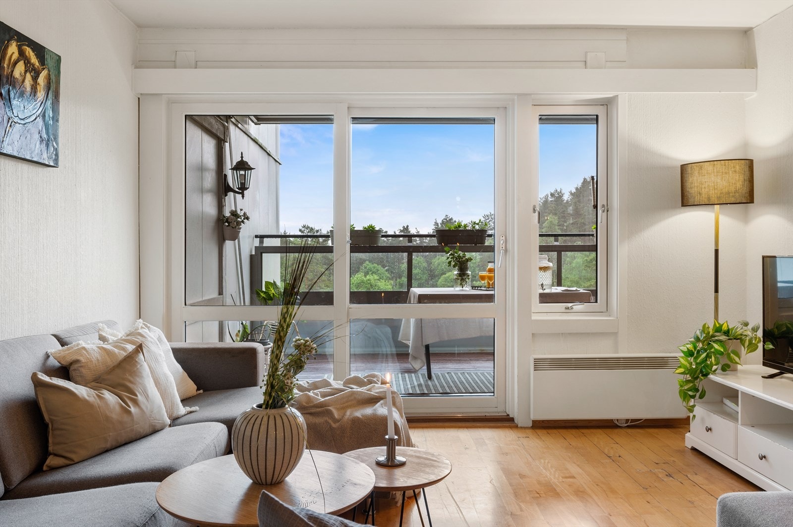 - Leiligheten har et BRA på 84m² og inneholder entré, gang, bad, toalettrom, 3 soverom, stue, kjøkken og innvendig kott - Galleribilde