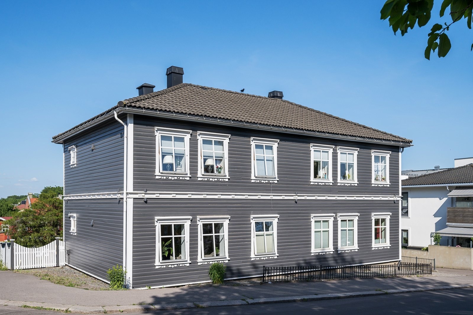 Nyere malt fasade. Galleribilde