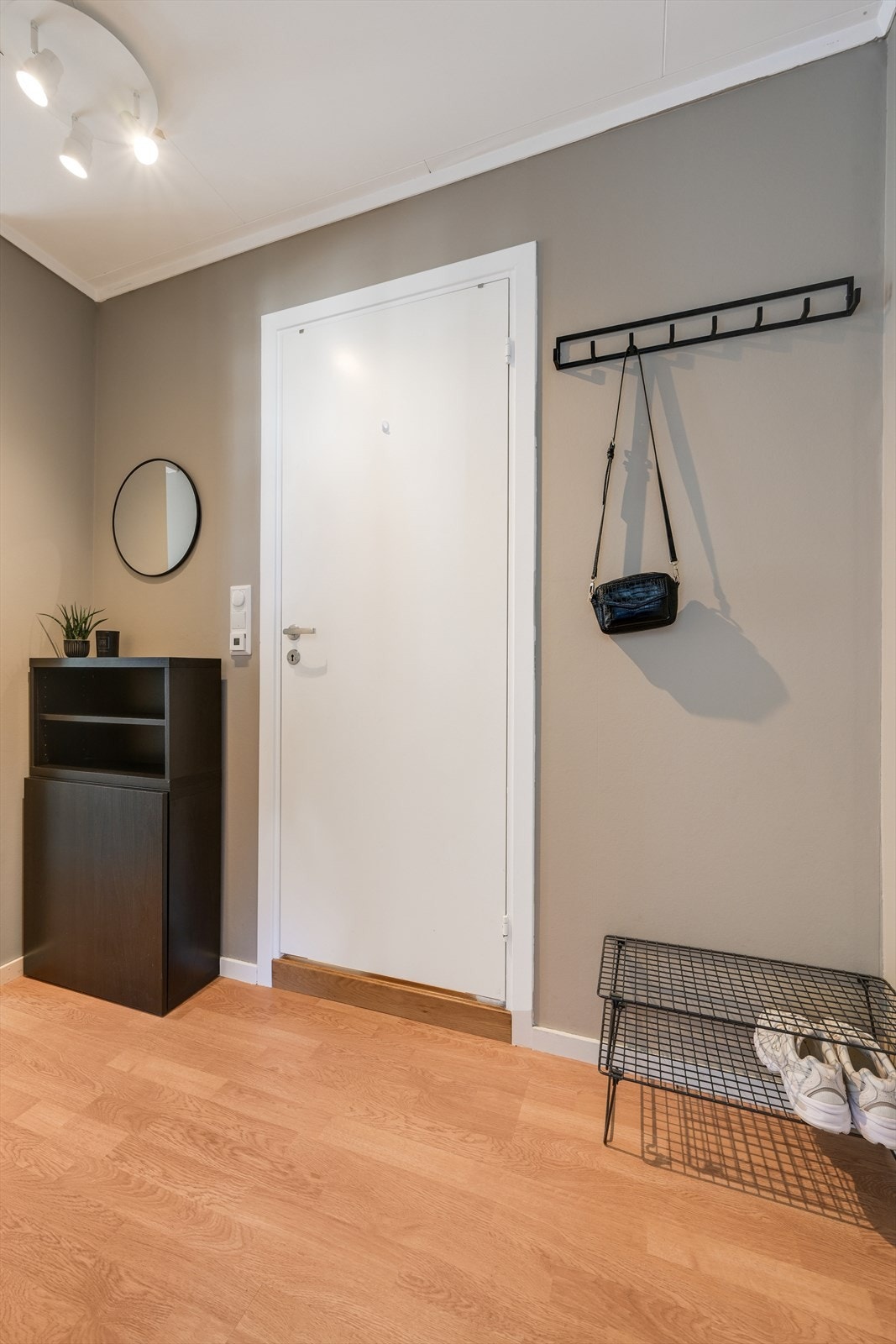 Entré med plass til å henge fra seg. Galleribilde