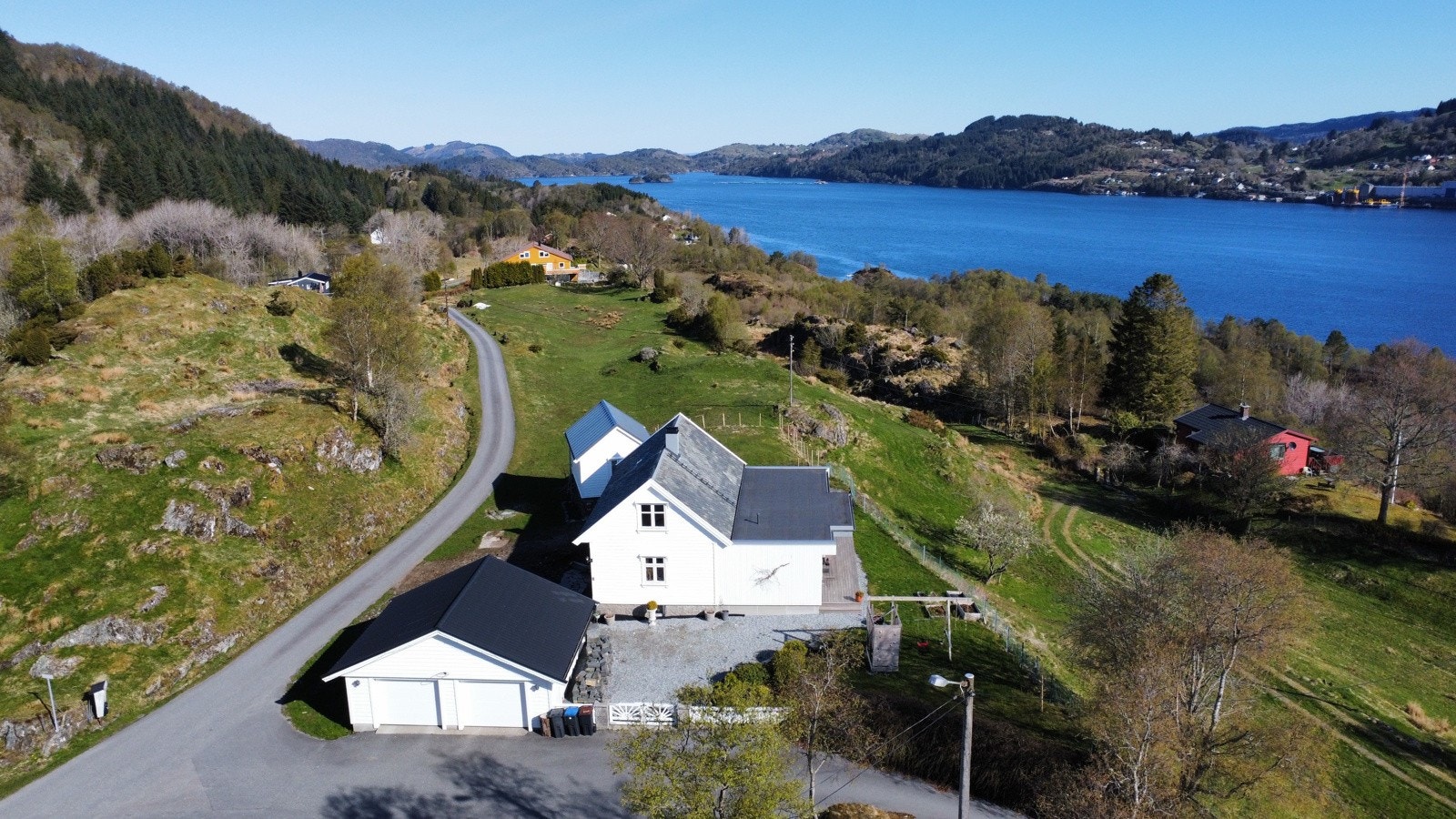 Velkommen til visning av denne flotte og fritt beliggende eneboligen. Galleribilde