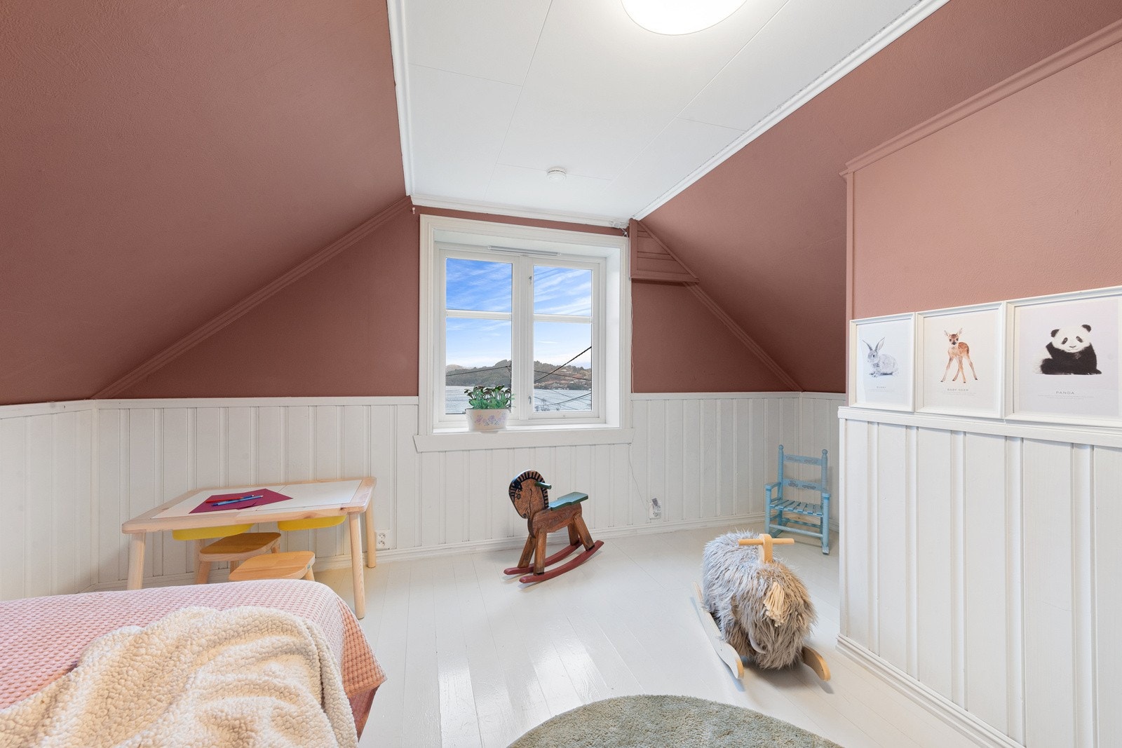 Ypperlig barnerom med gode muligheter for banrevennlig innredning. Galleribilde