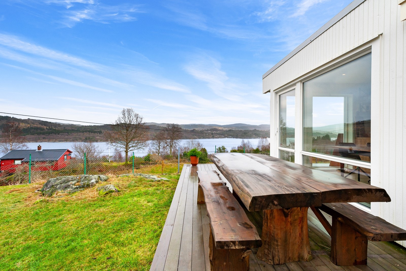 Terrasse med plass til sittebenk. Galleribilde
